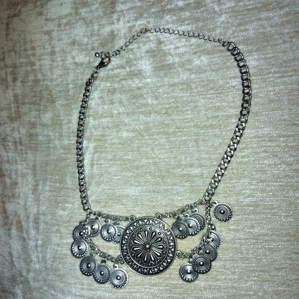 Elegant Silver Necklace with Intricate Design